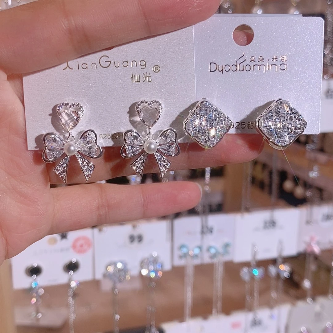 Y***。铜合金925银锆石两对23.9耳钉