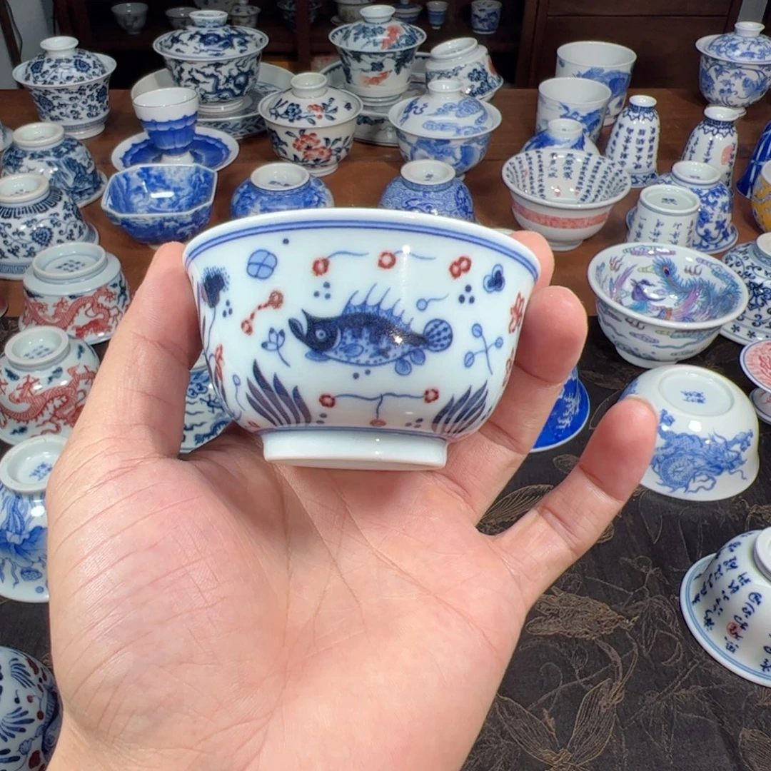 青花釉里红鱼藻纹杯