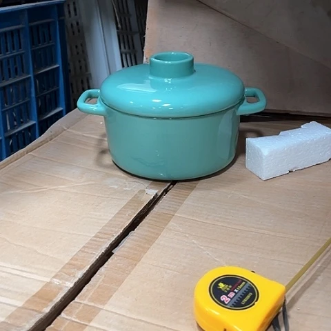 微瑕，不能明火，口径16高度8炖盅