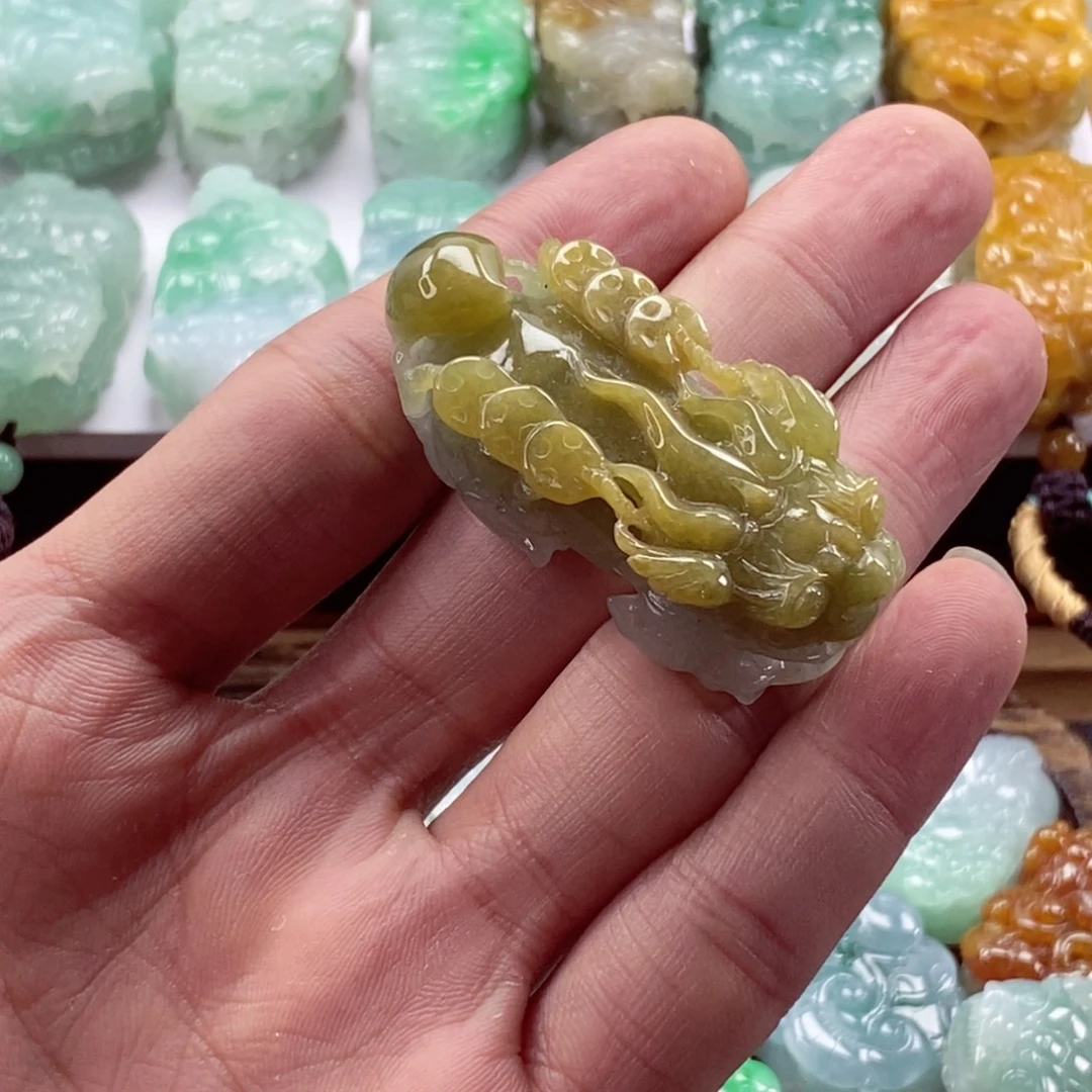 翡翠未镶嵌颈饰貔貅