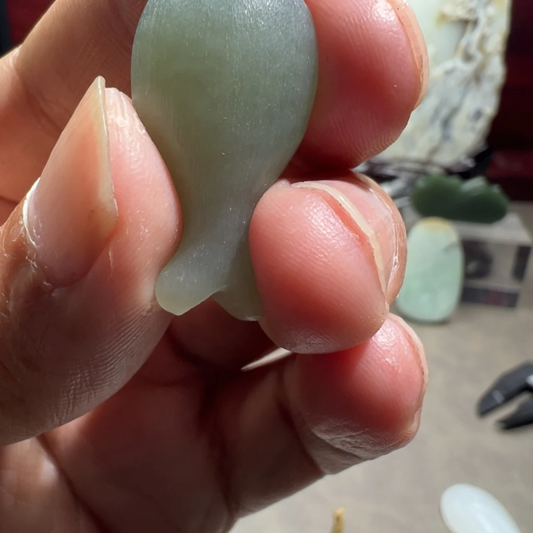 签***。和田玉未镶嵌颈饰