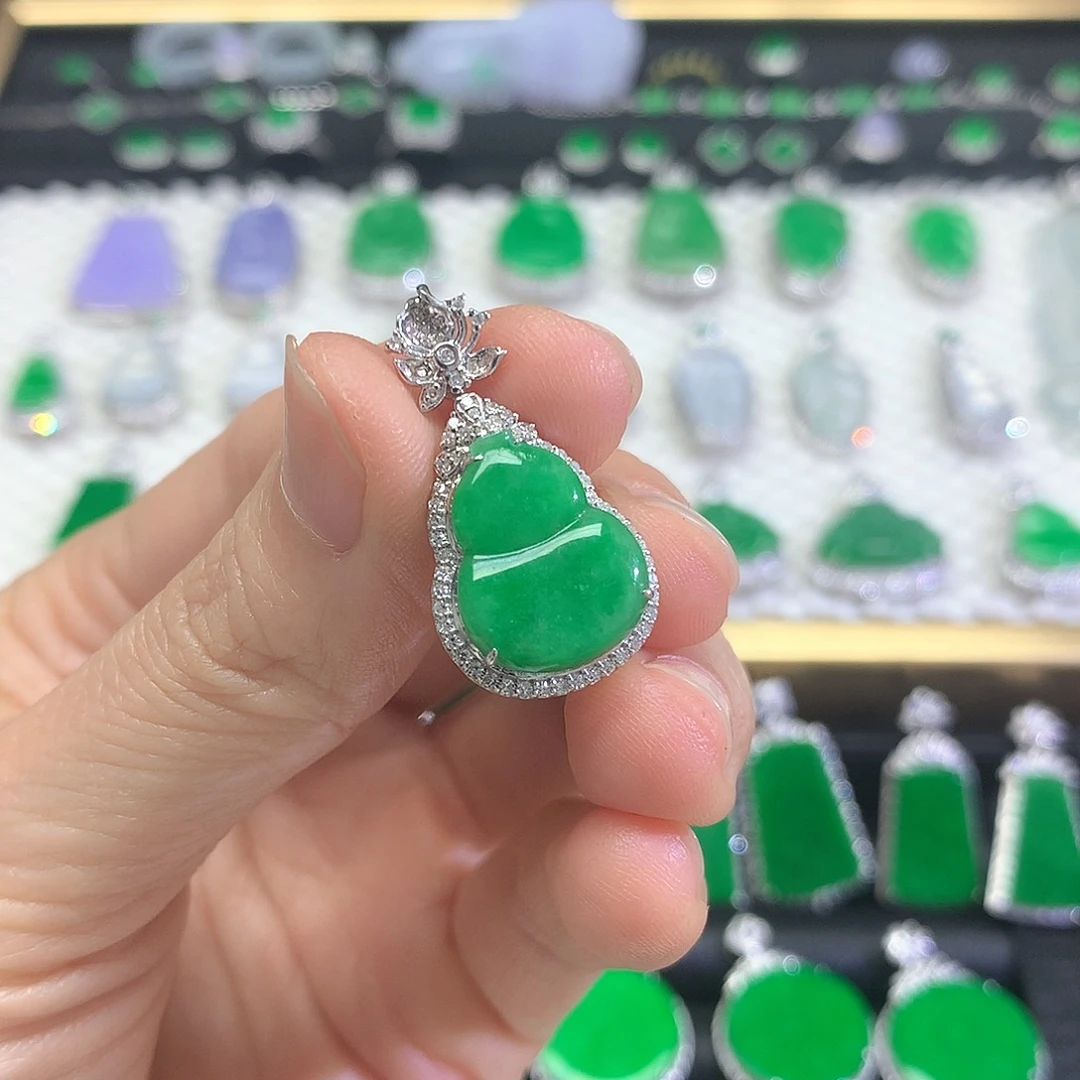 颈饰18K金镶嵌翡翠吊坠