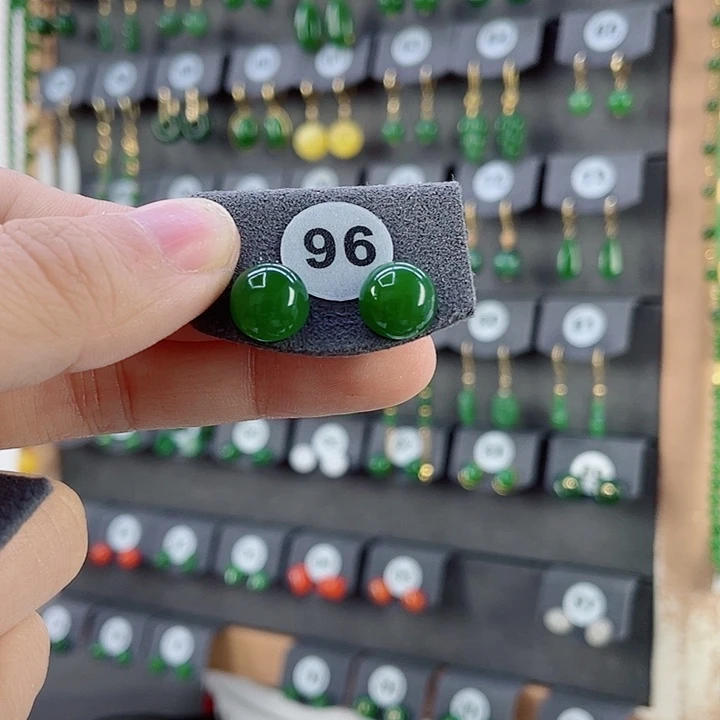 18K金镶嵌和田玉耳饰