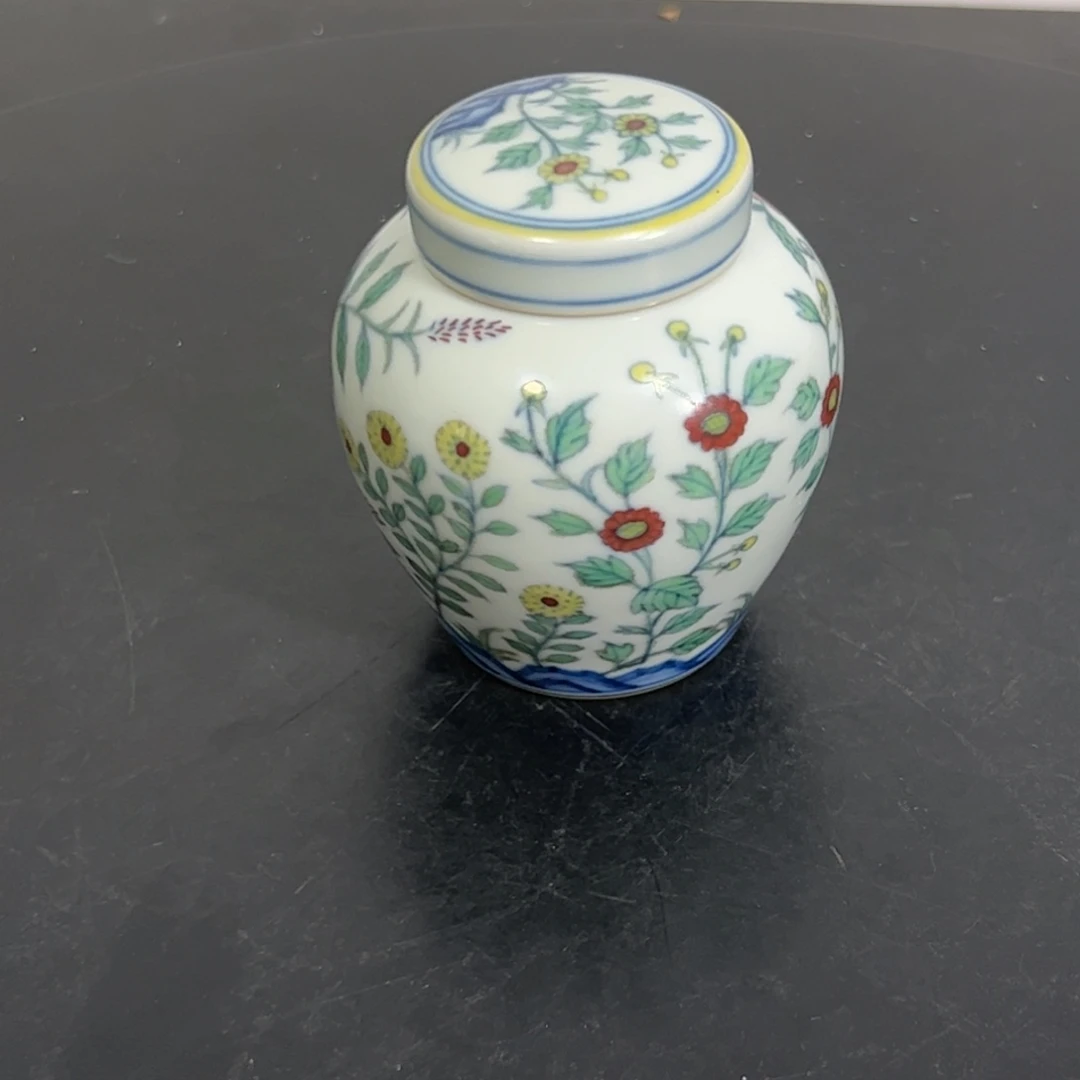 营***下其他一个青花斗彩盖罐