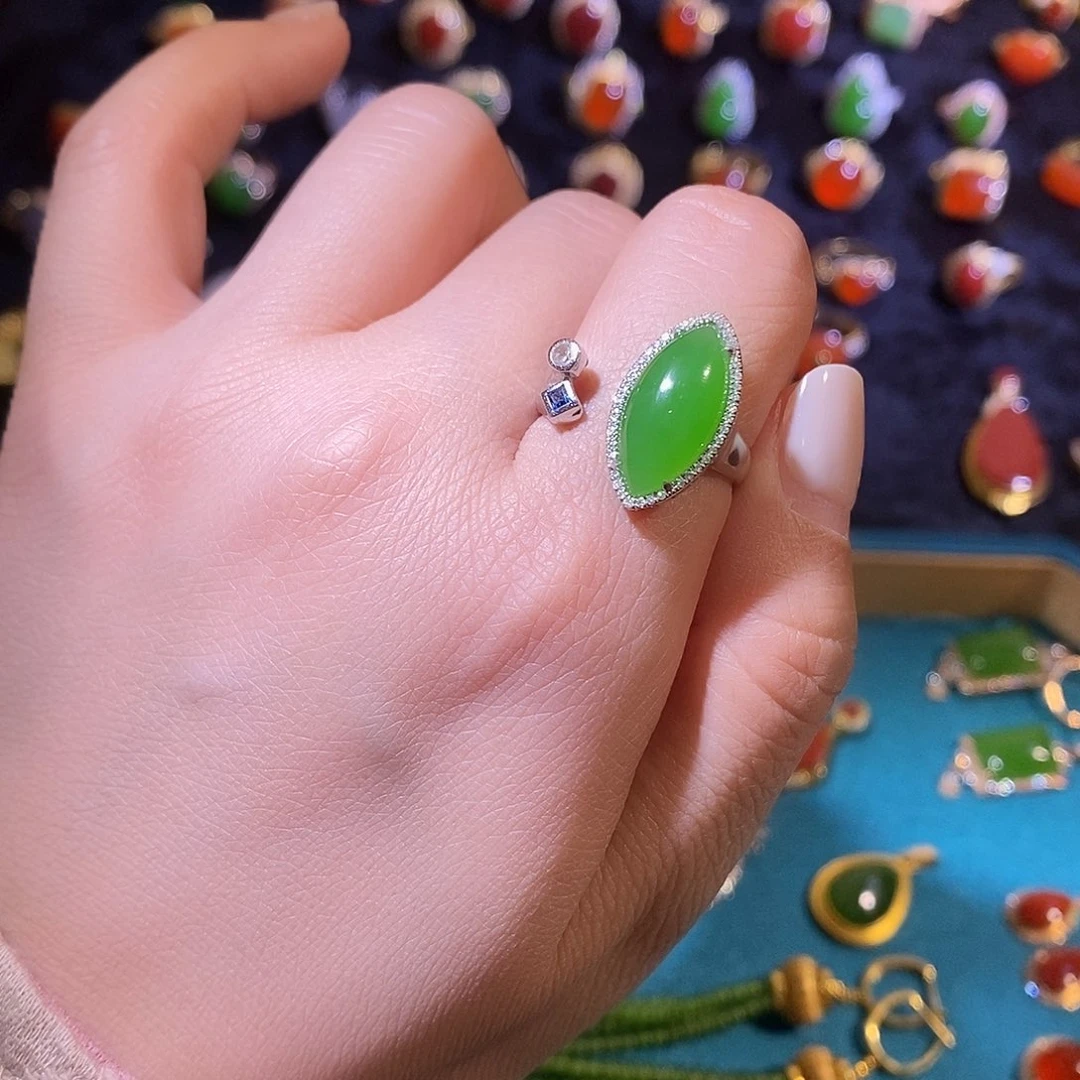 和田玉戒指18K金镶嵌