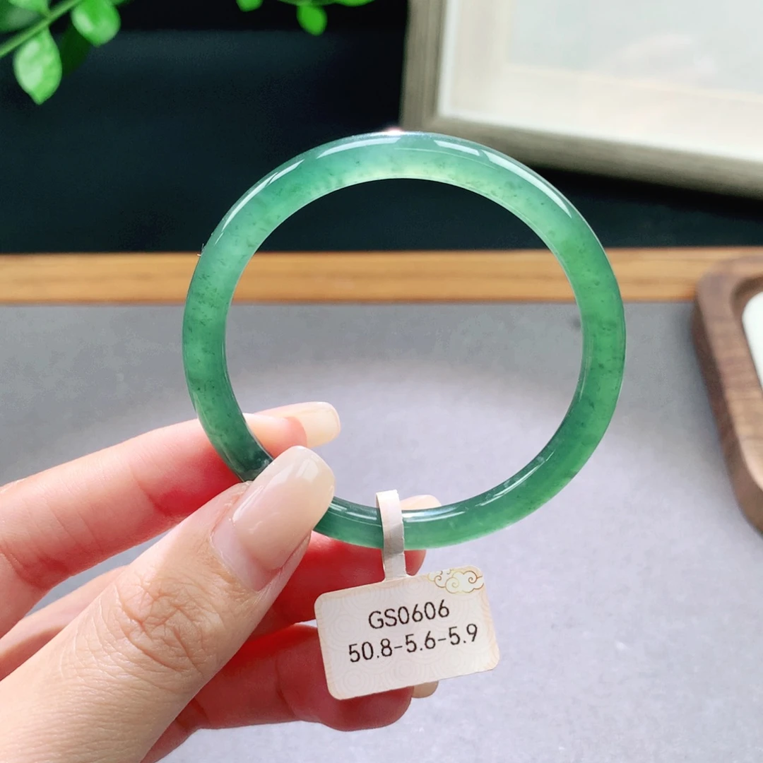 翡翠手镯未镶嵌天然翡翠