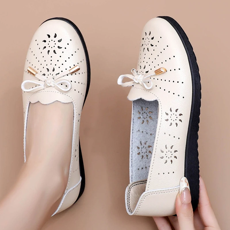 2025凉鞋舒适软底中年镂空皮鞋平底防滑中老年人奶奶女单鞋夏季