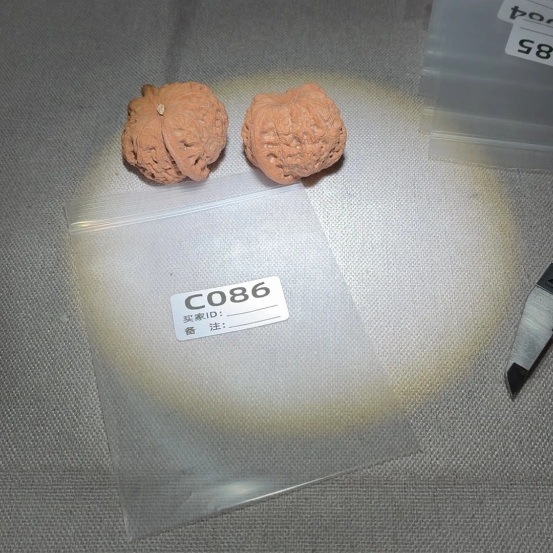 文玩核桃吊坠血麒麟086