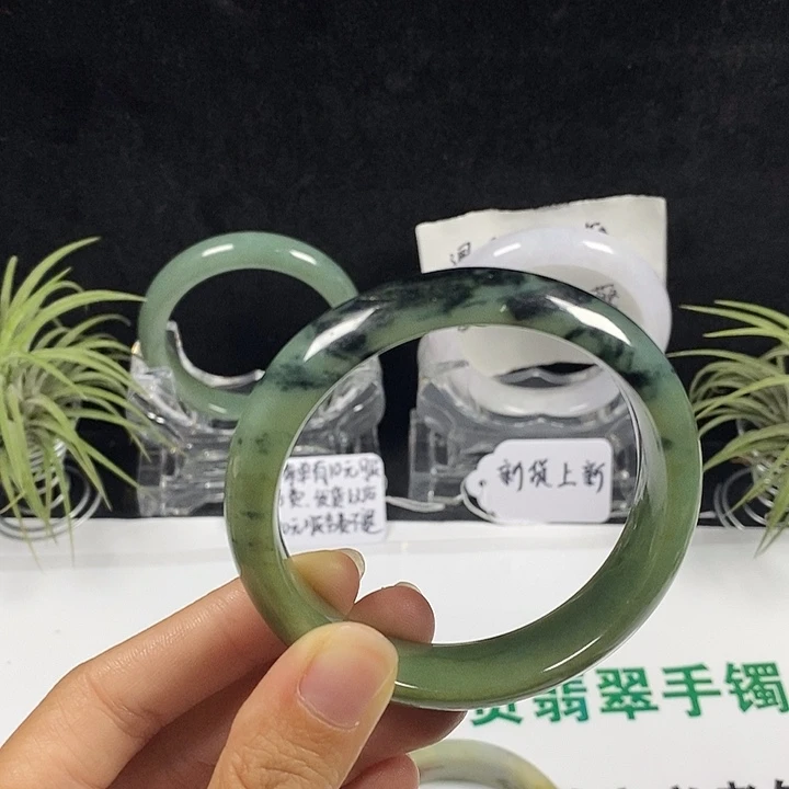 未镶嵌手镯翡翠87号。 55.5圈