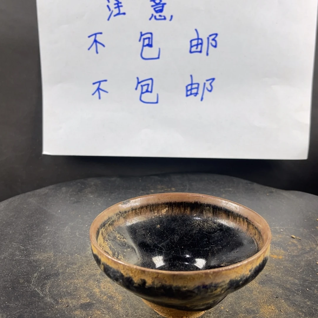 罐漂亮的小瓷器和