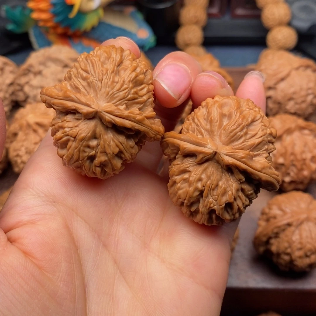 文玩核桃吊坠38全品，大肚球白，同树红皮