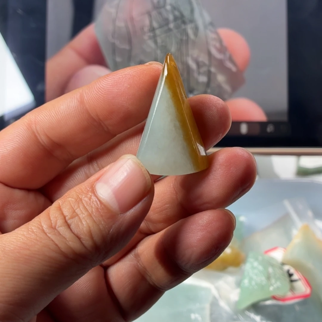 定制翡翠未镶嵌糯冰带黄