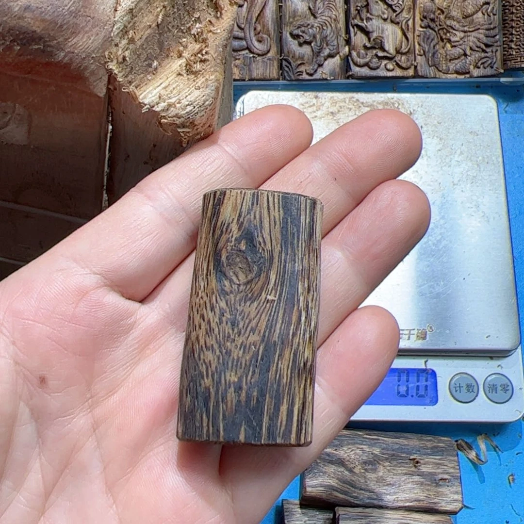 沉香吊坠虎斑棋素牌10.8克