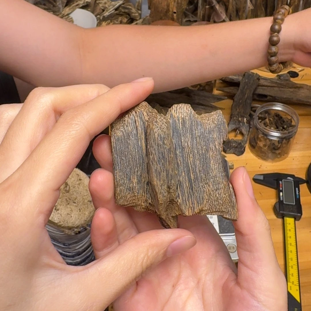 沉香碎屑沉香紫棋块料18克