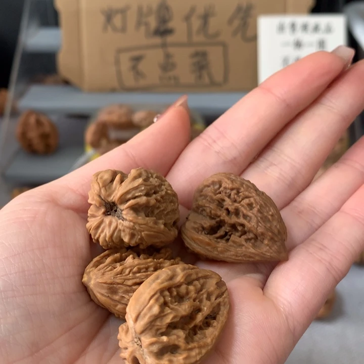 江***2文玩核桃吊坠异形单只，有瑕疵