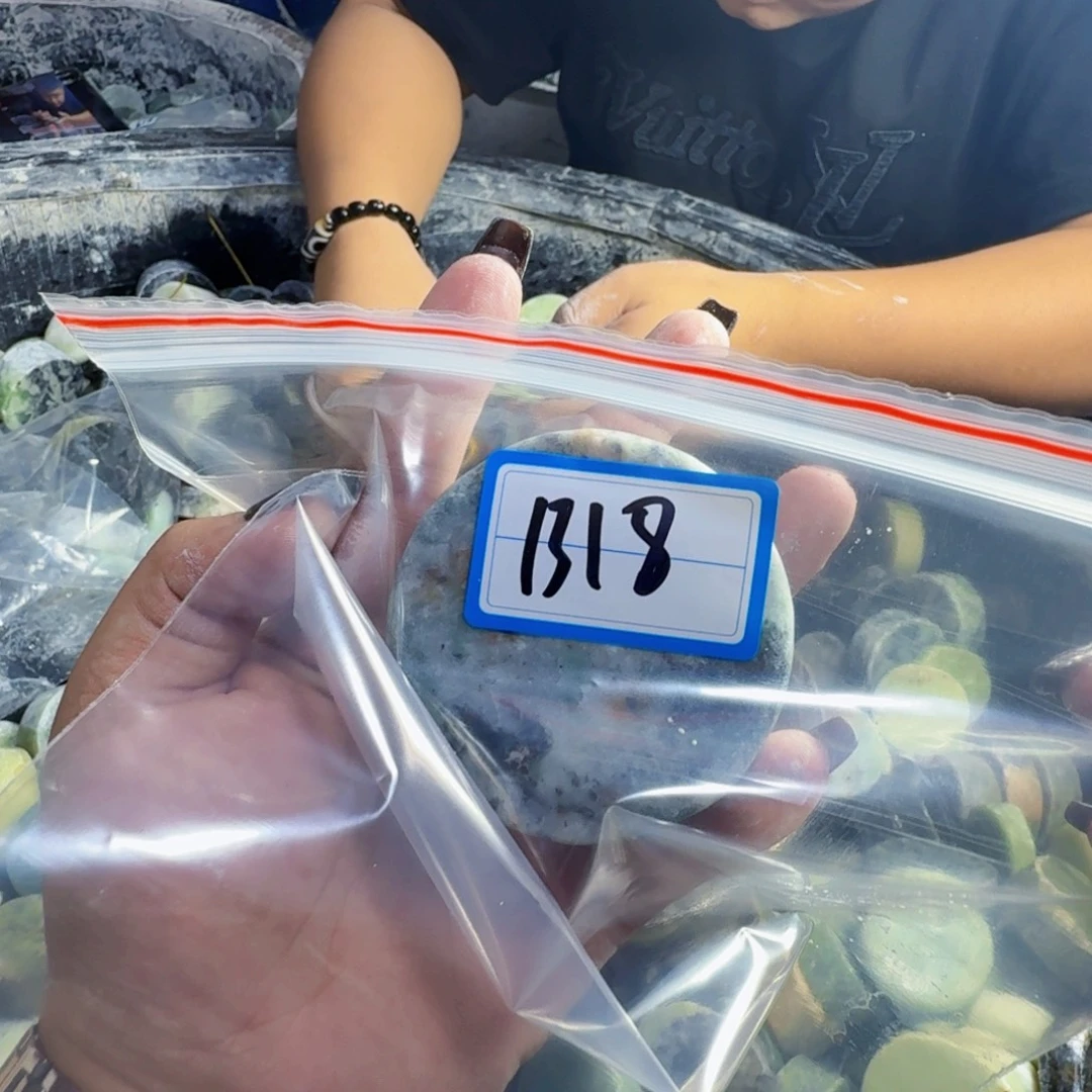 酒***发未镶嵌蛇纹石玉手镯心