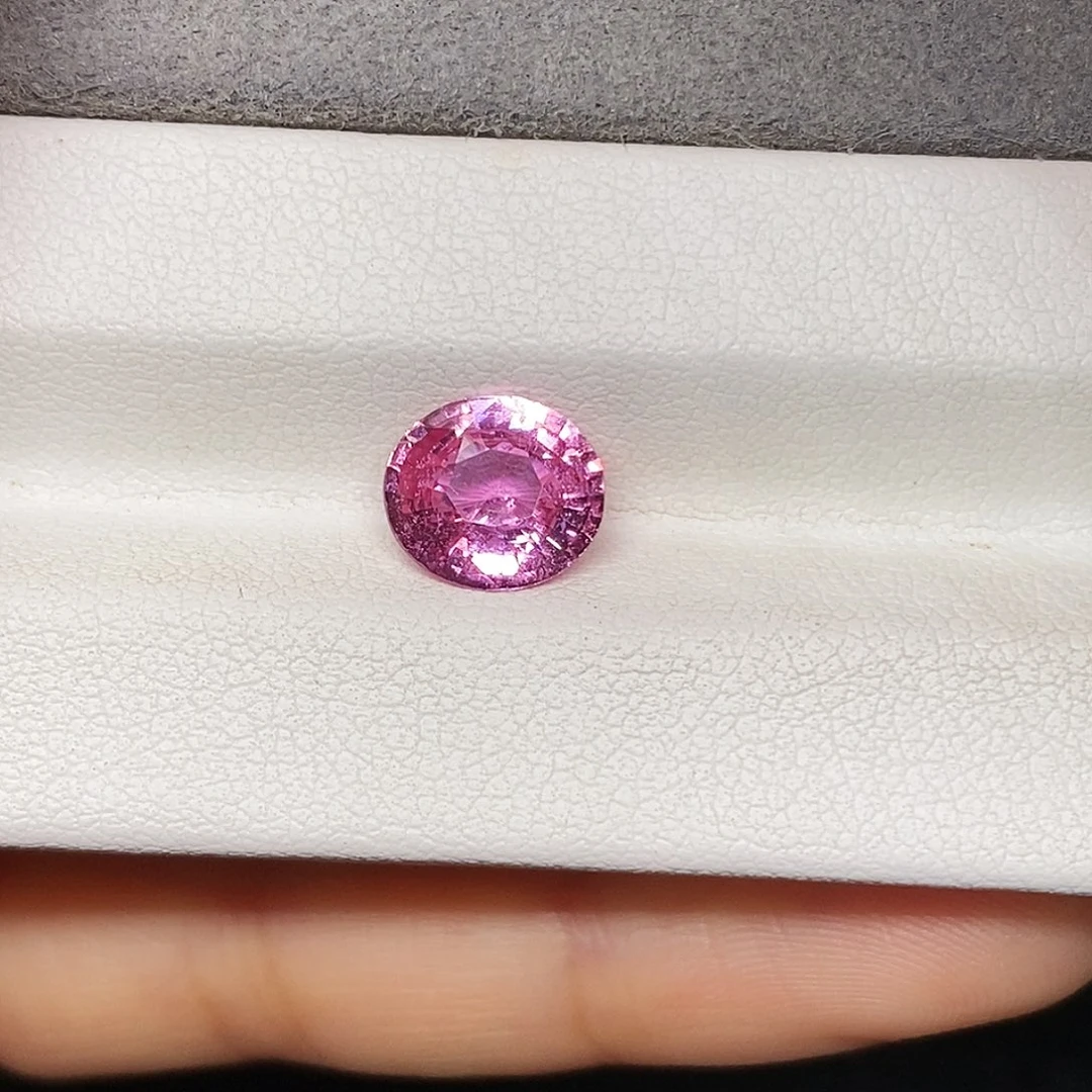 蓝宝石裸石2.565克拉天然无烧玻璃体满火彩粉蓝宝