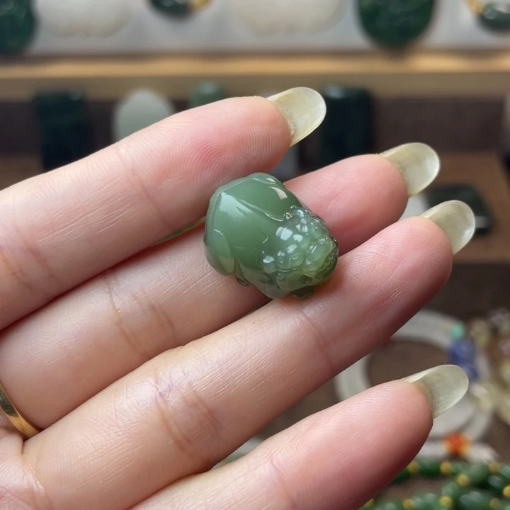 颈饰未镶嵌和田玉（碧玉）