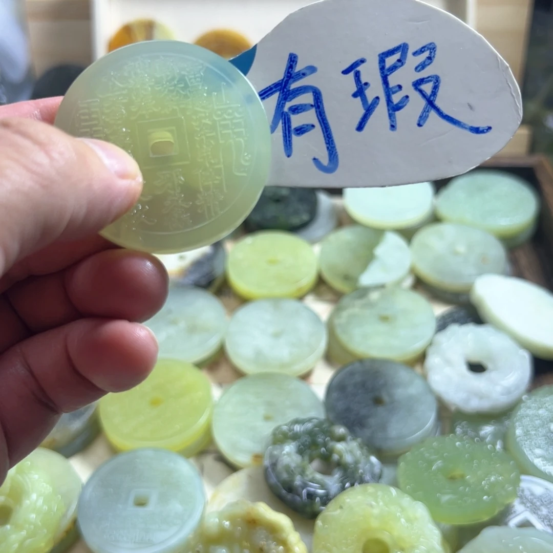 蜡***糖未镶嵌岫玉颈饰挂坠
