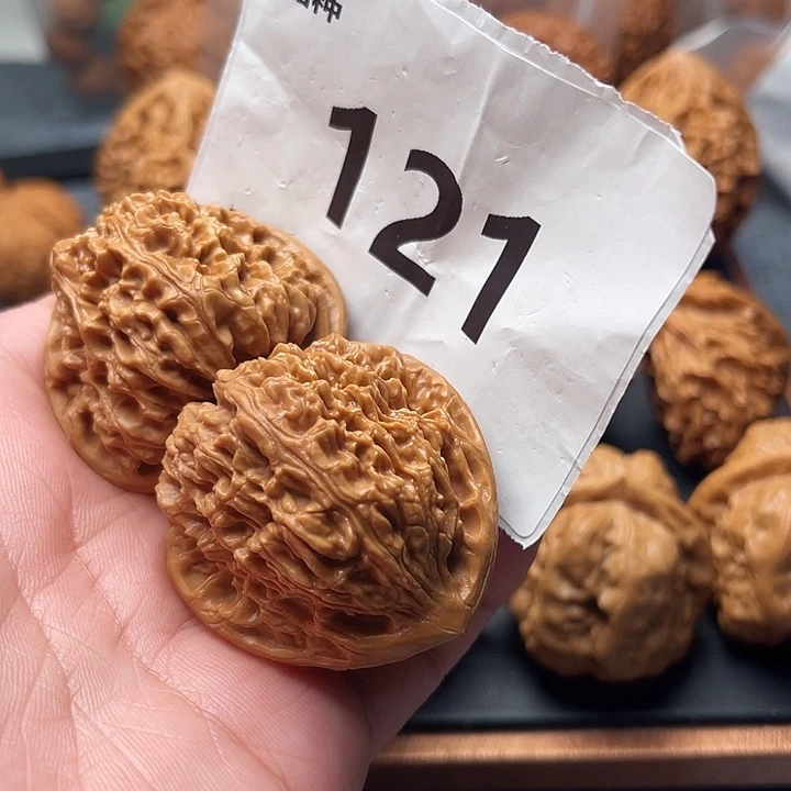 文玩核桃把件南疆石 边41。 121