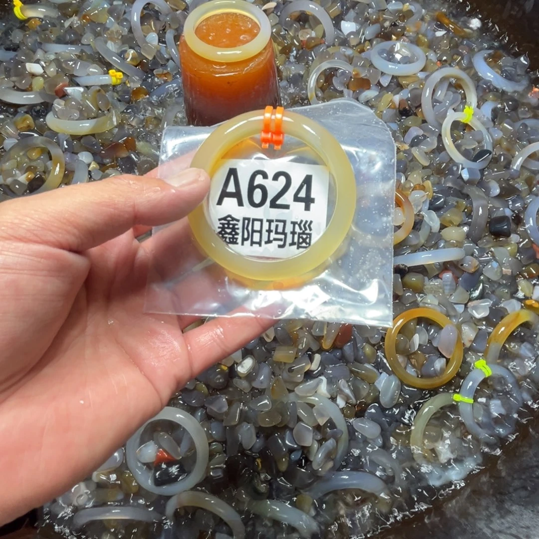 哆***梦玛瑙/玉髓未镶嵌手镯624