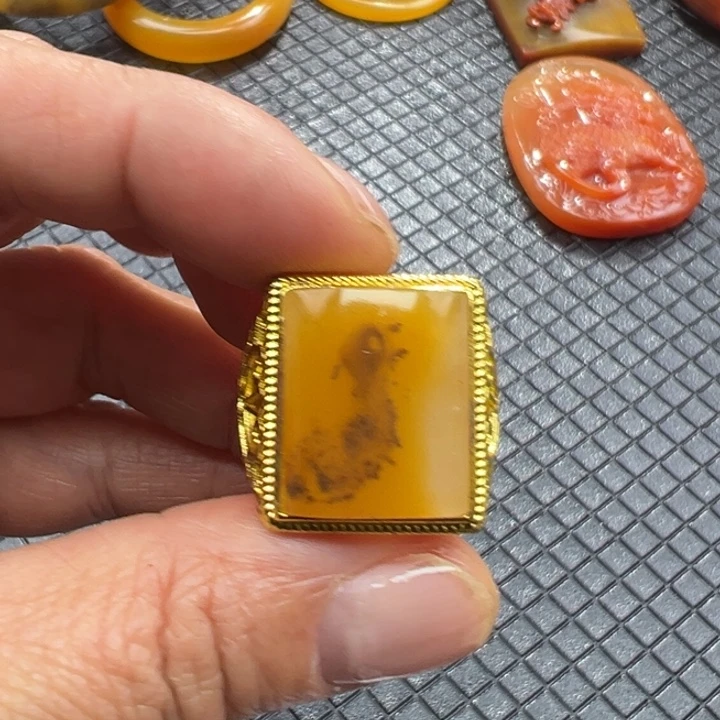 石英质玉（黄龙玉）颈饰未镶嵌