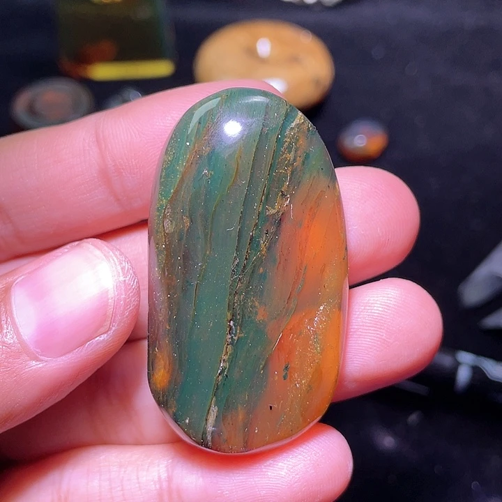 琥珀裸石未镶嵌，