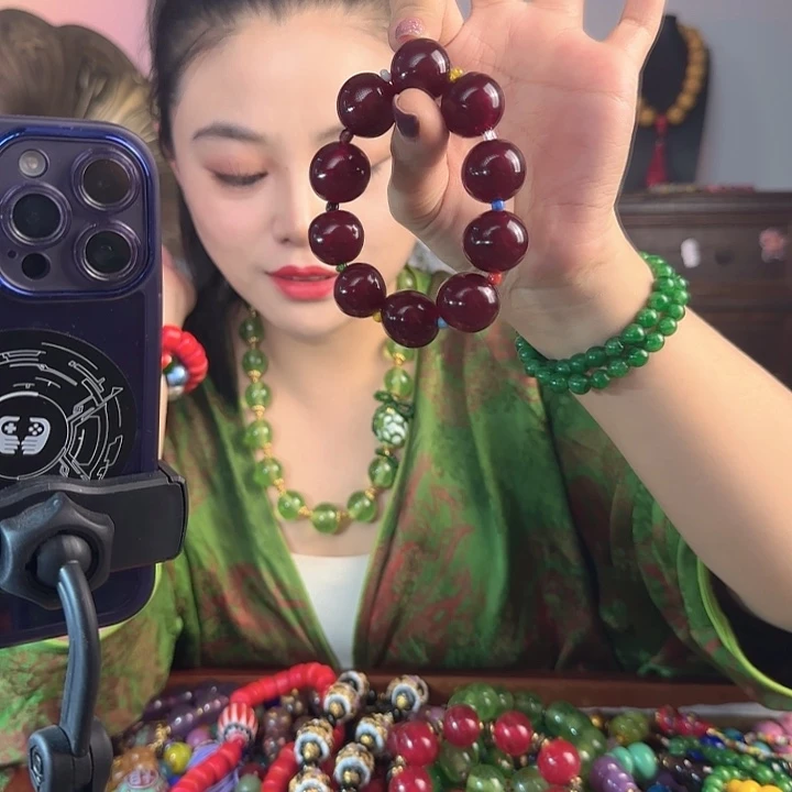 玻璃颈饰?****y老琉璃的故事是一个人的