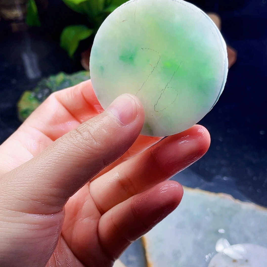 翡翠未镶嵌颈饰毛料9