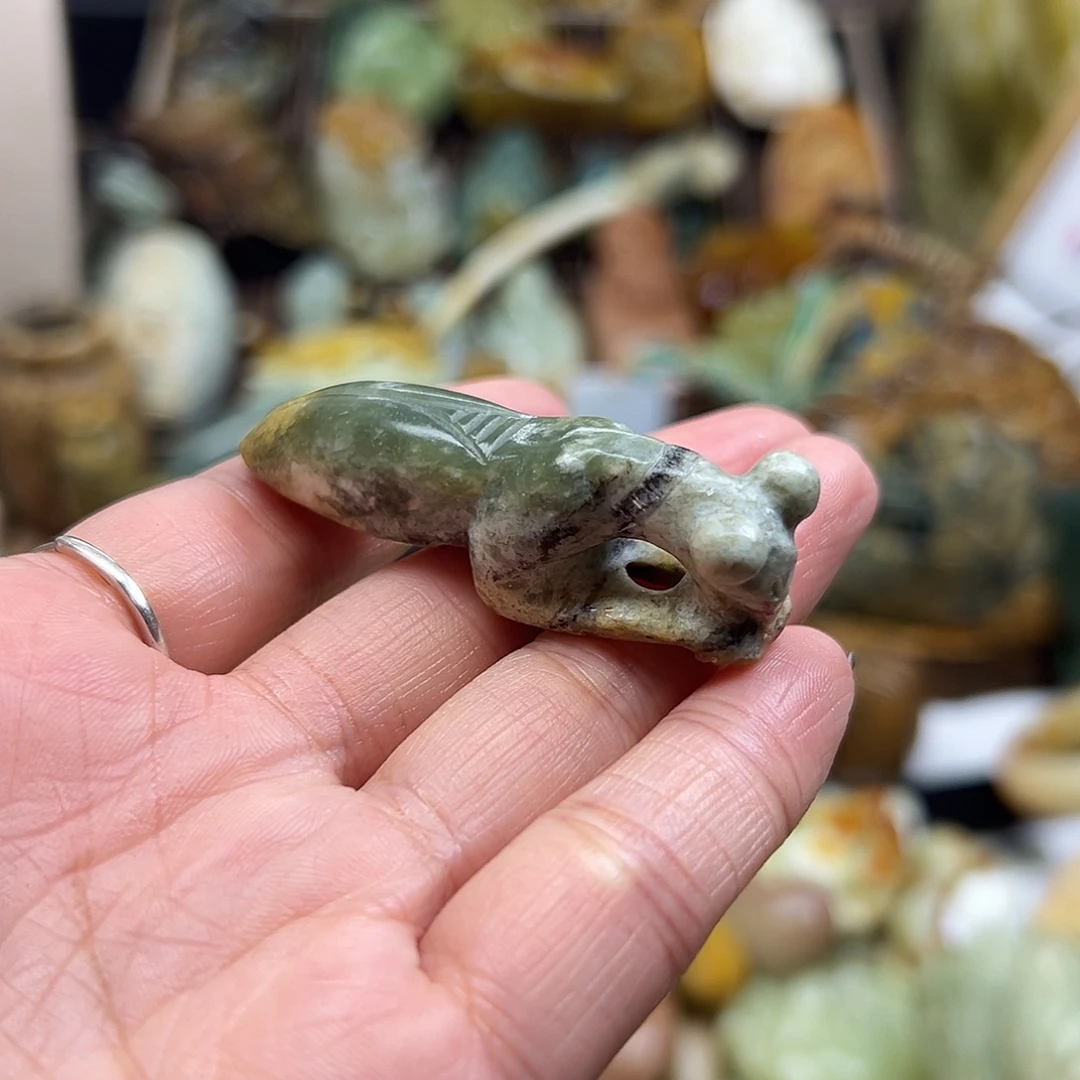 颈饰未镶嵌岫岩河磨玉（透闪石质玉）河磨玉螳螂