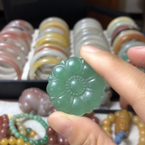 石英质玉未镶嵌颈饰