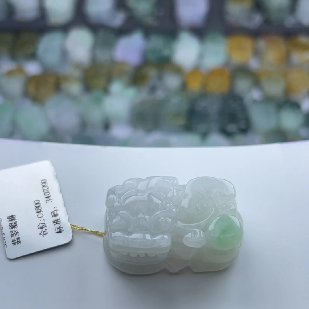 翡翠未镶嵌颈饰貔貅