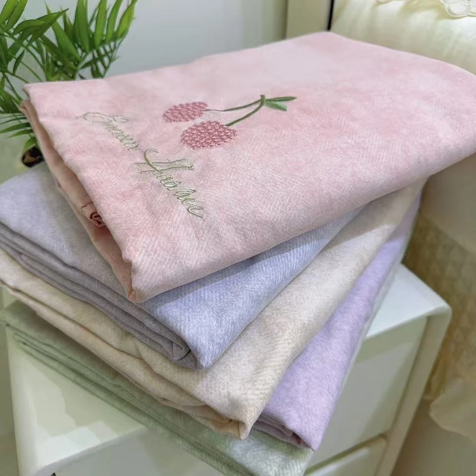 绣品：纯棉磨毛绣花樱桃被罩