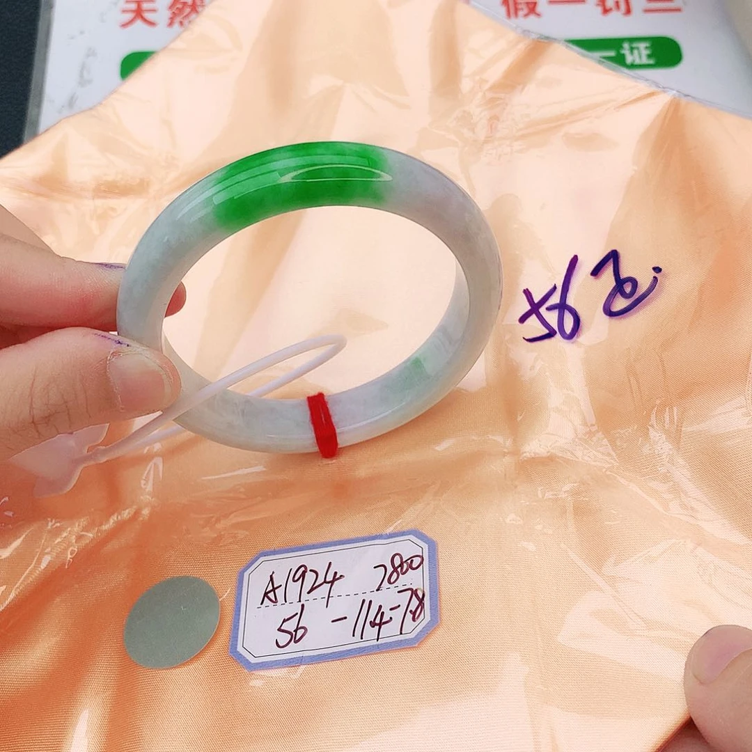 翡翠手镯未镶嵌翡翠