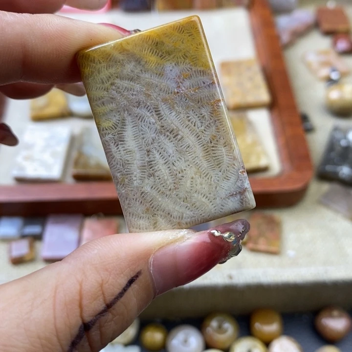 石英岩玉合金颈饰