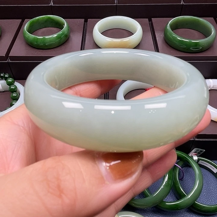 和田玉未镶嵌手镯