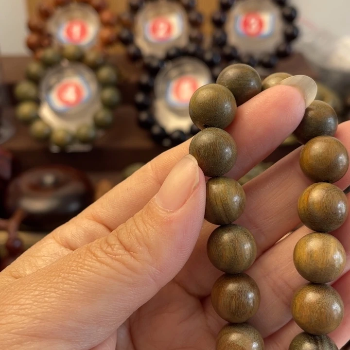 维腊木（绿檀）文*人