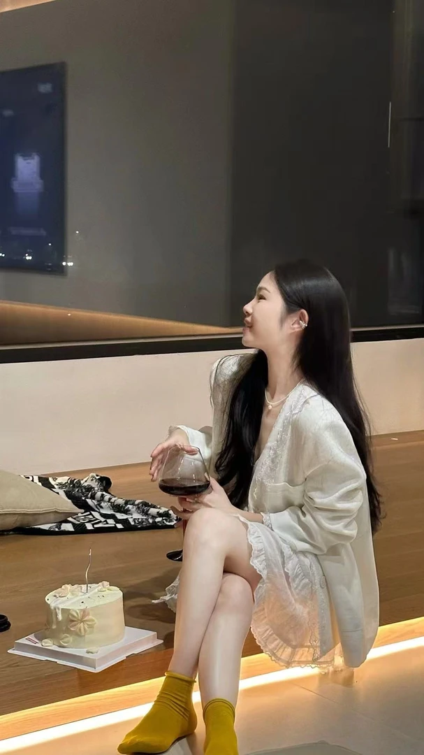 2025早秋新款今年流行爆款小香风高级感白色蕾丝西装外套百搭半裙