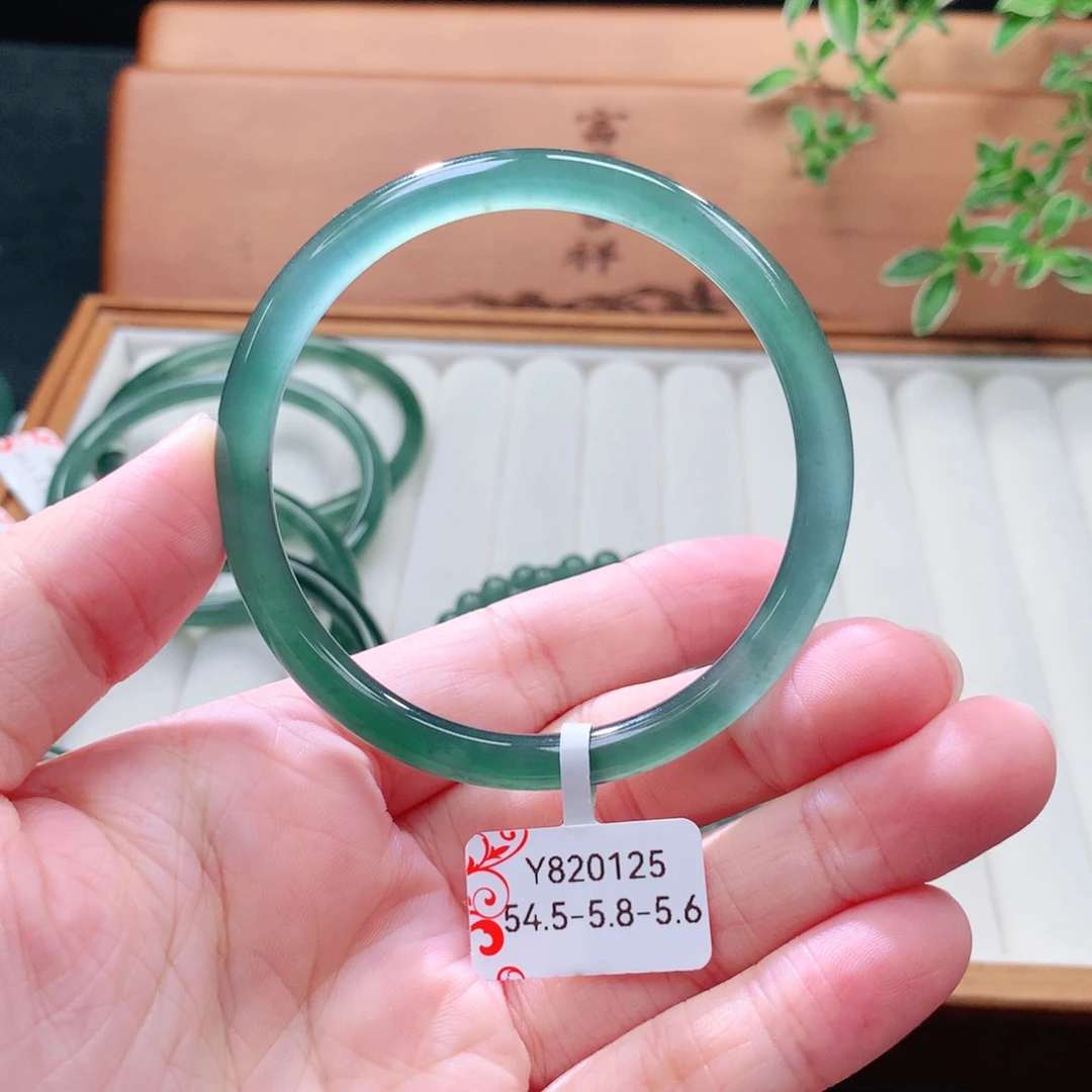 未镶嵌手镯（圆镯）翡翠