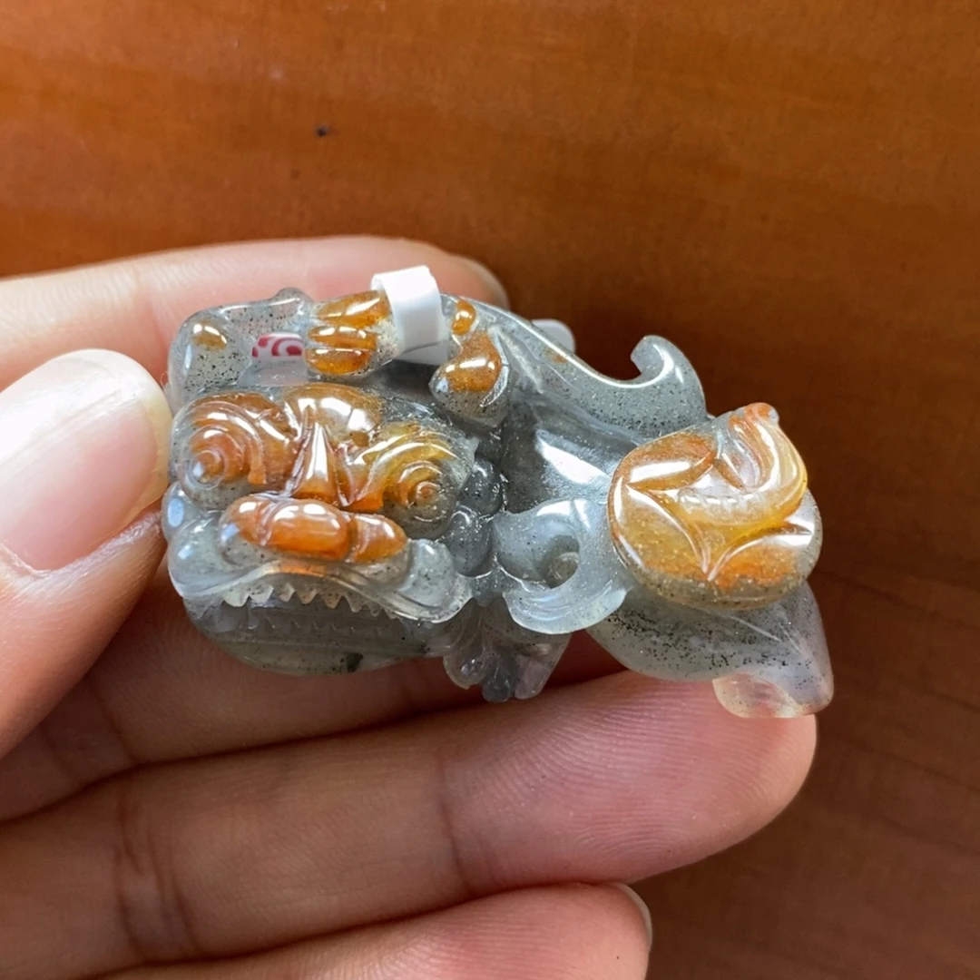 未镶嵌石英质玉（黄龙玉）颈饰
