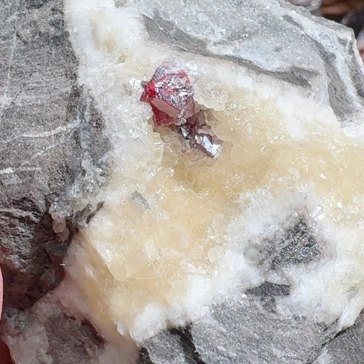 天然辰砂湖****东朱砂原，