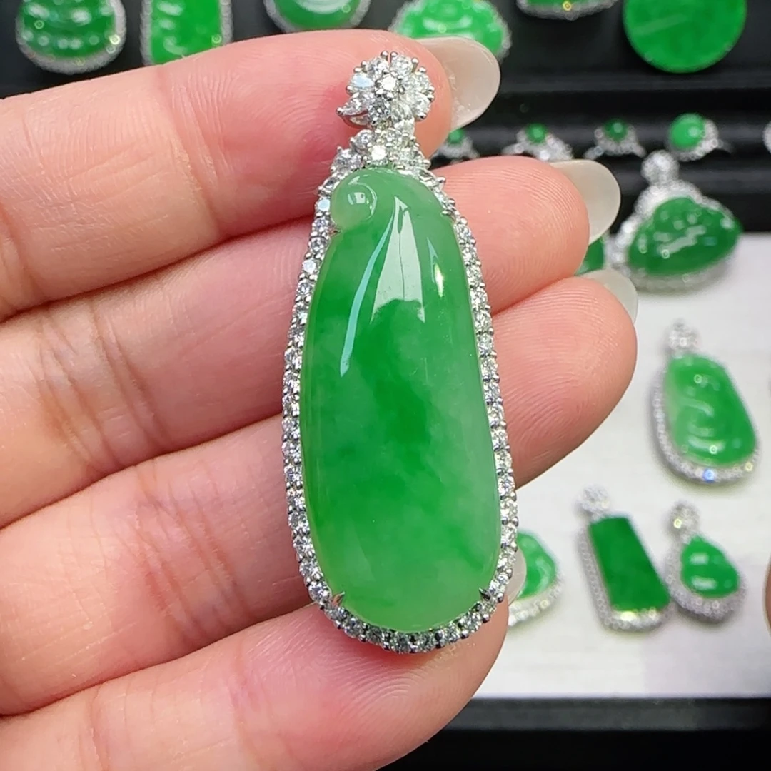 翡翠18K金镶嵌颈饰吊坠