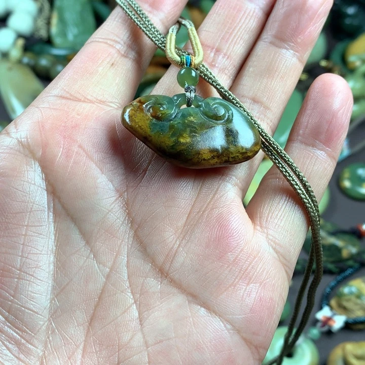 吊坠(赠链)未镶嵌岫岩河磨玉（透闪石质玉）