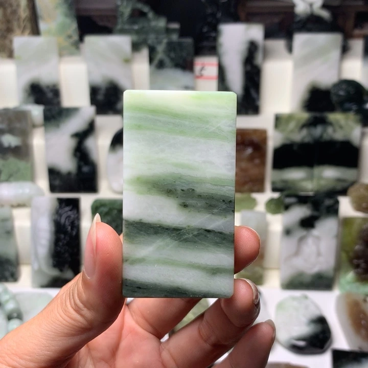 短***帮独山玉未镶嵌颈饰有石纹