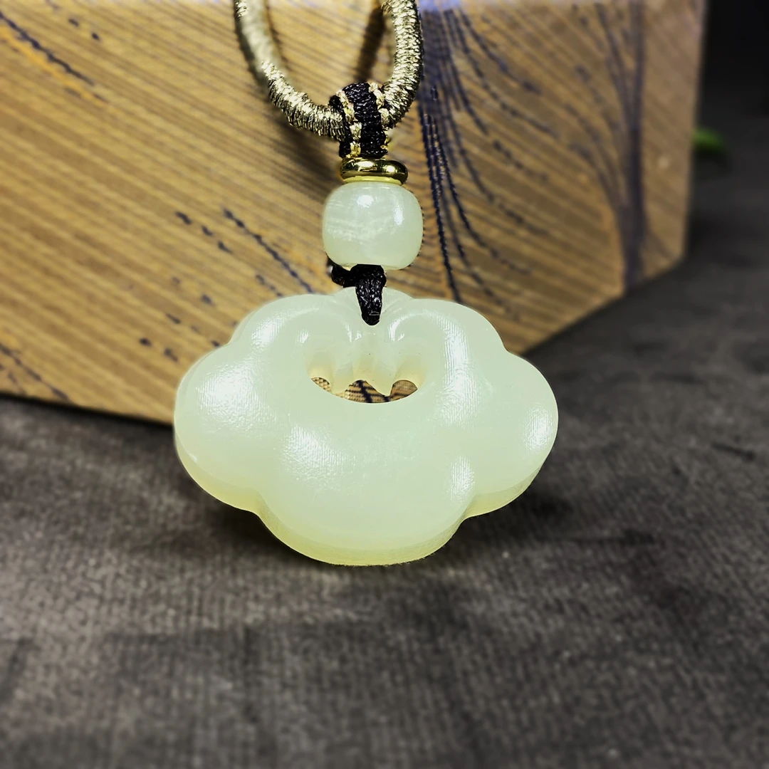 青海格尔木西沟料精美雕刻祥云锁吊坠国风时尚百搭毛衣链