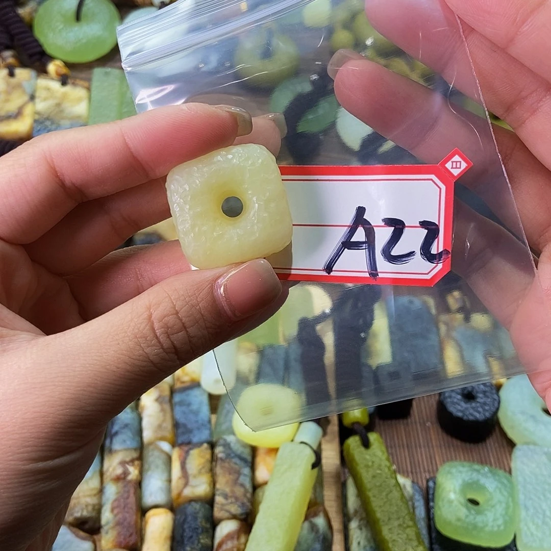 蛇纹石玉未镶嵌挂件宏*