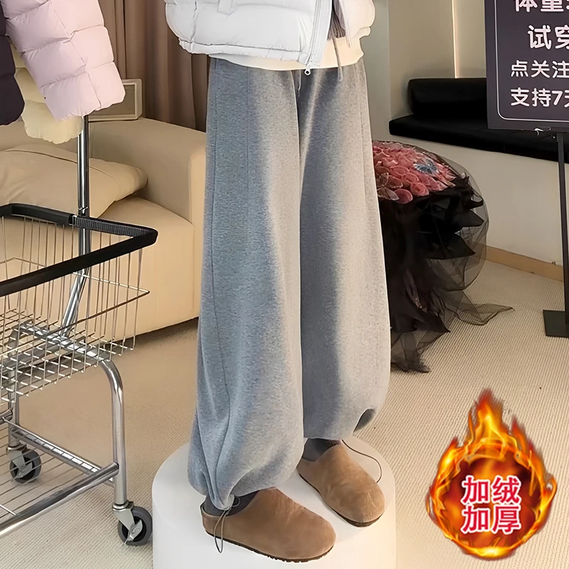 灰色加绒裤子女冬季2025新款今年流行爆款加厚弯刀裤阔腿运动卫裤