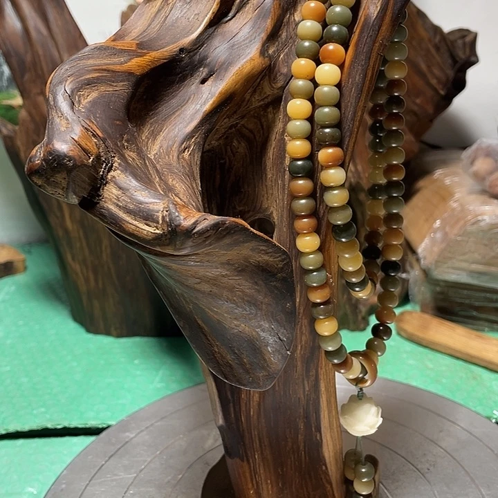 用***业玉土沉香香木摆件