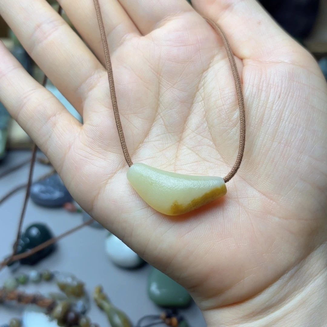 鱼***～颈饰未镶嵌和田玉