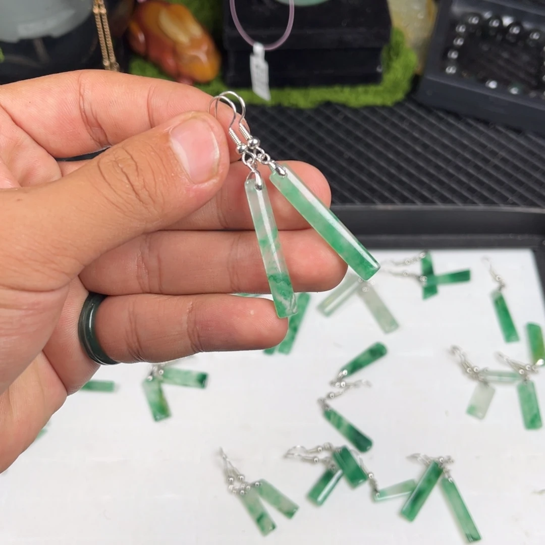 石英质玉（非洲翠）未镶嵌颈饰